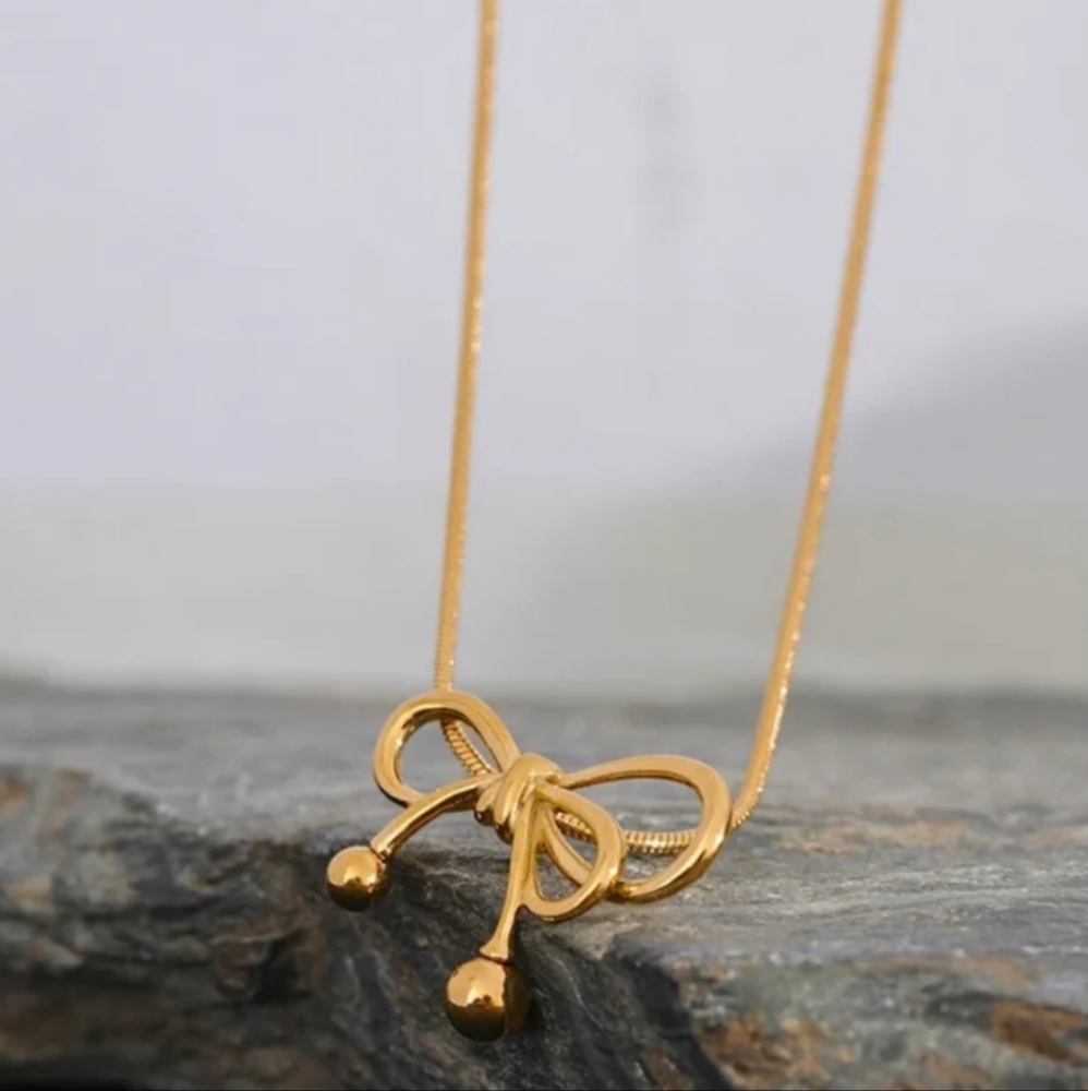 Gold plated bow necklace